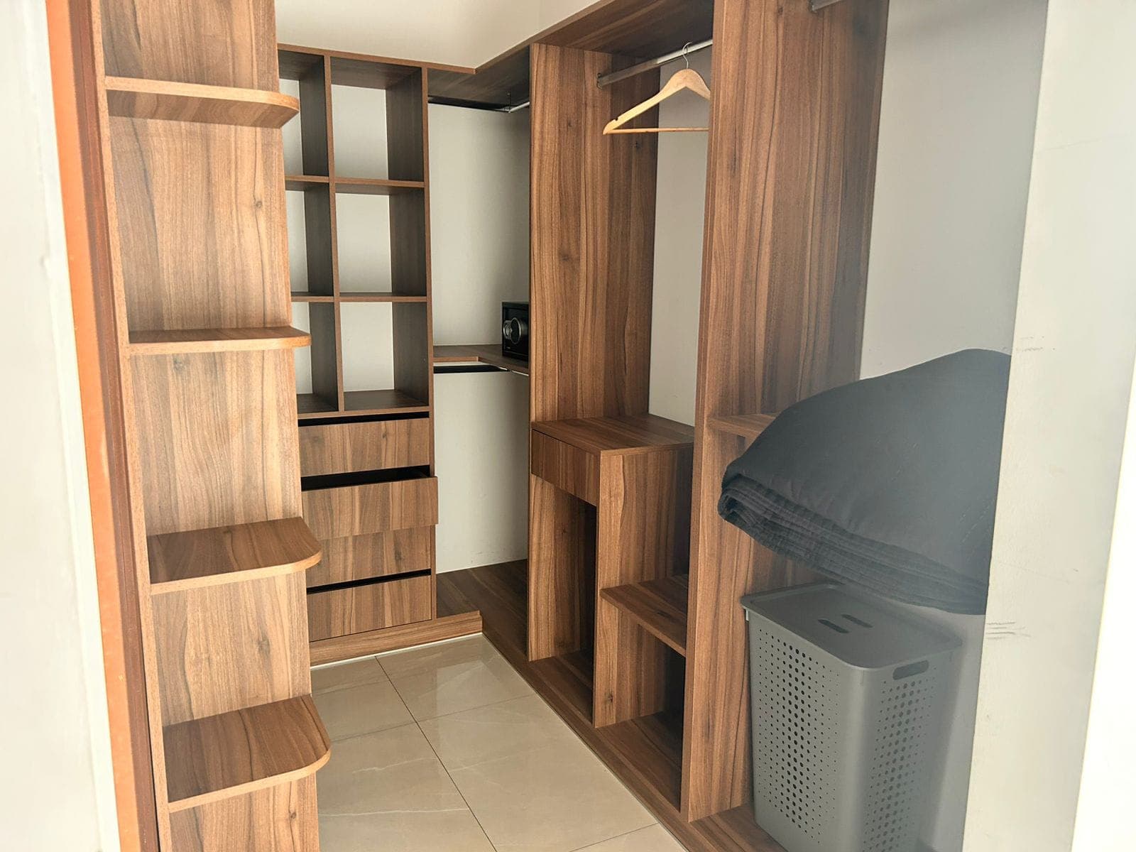 A bedroom closet at Davezies House