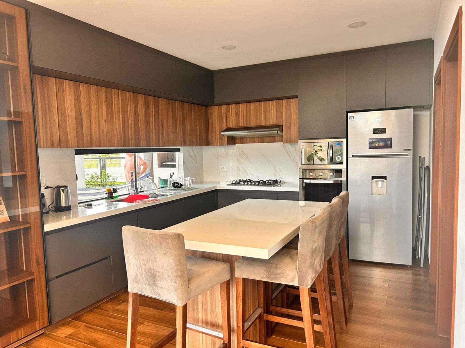 The kitchen and its table at Davezies House